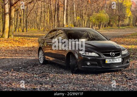 Chernihiv, Ukraine - 10 novembre 2018 : Mazda MPS 6 dans la forêt d'automne Banque D'Images