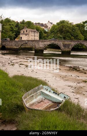 Royaume-Uni, pays de Galles, Ceredigion, Cardigan, ancien pont au-dessus de la rivière Teifi et entrepôt en pierre Banque D'Images