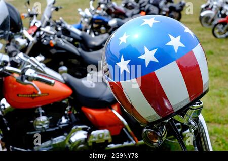 drapeau américain, casque d'accident de style cavalier facile sur harley davidson motorcycle, norfolk, angleterre Banque D'Images