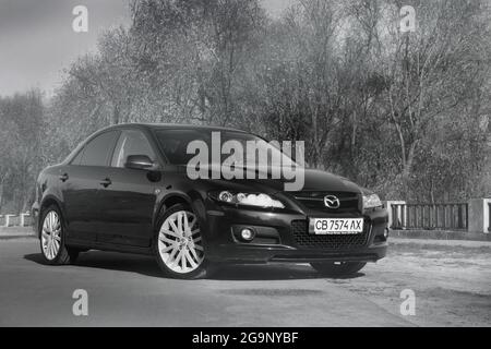 Chernihiv, Ukraine - 10 novembre 2018 : Mazda 6 MPS sur un fond d'arbres. Photo en noir et blanc Banque D'Images