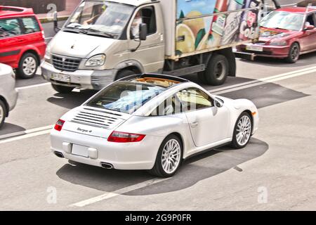 Kiev, Ukraine - 10 avril 2014. Porsche Targa 4 en mouvement Banque D'Images