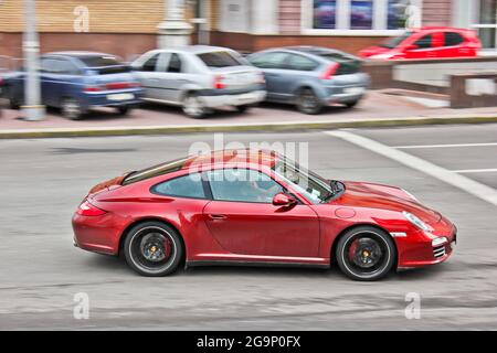 Kiev, Ukraine; 10 avril 2014. Porsche 911 en mouvement Banque D'Images