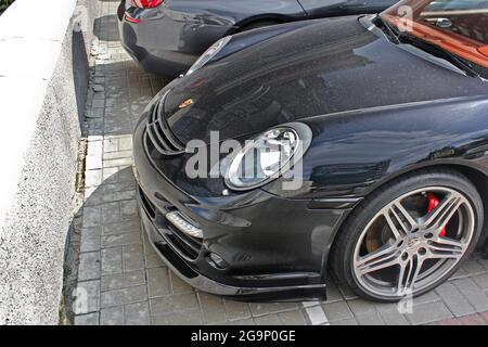 Kiev, UA - 24 août 2017 : deux voitures : Porsche 911 Turbo et BMW 525 (f10) M Sport en une seule couleur. Voitures privées garées à proximité. Banque D'Images