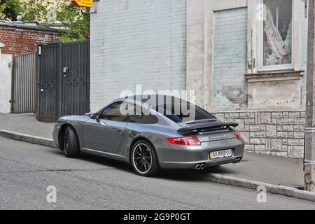 Kiev, Ukraine - septembre 2017: ​Porsche 911 Carrera S, supercar grise sur le fond d'un vieux bâtiment stationné sur le trottoir de la ville Banque D'Images