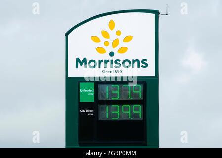 Bridport, Dorset, Royaume-Uni. 27 juillet 2021. Météo Royaume-Uni. Les prix de l'essence et du diesel augmentent à nouveau. Les prix à la station-service du supermarché Morrisons à Bridport à Dorset sont maintenant de £137.9 pour l'essence et de £139.9 pour le diesel. Crédit photo : Graham Hunt/Alamy Live News Banque D'Images