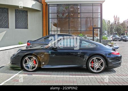 Kiev, UA - 24 août 2017 : deux voitures : Porsche 911 Turbo et BMW 525 (f10) M Sport en une seule couleur. Voitures privées garées à proximité. Banque D'Images