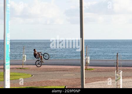 Salvador, Bahia, Brésil - 16 décembre 2018 : les gens font du vélo le long du front de mer du Rio Vermelho à Salvador. Une journée au soleil intense qui attra Banque D'Images