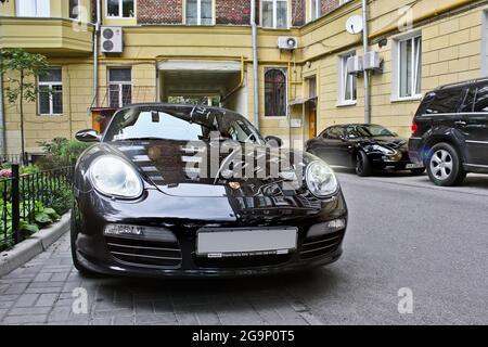 Kiev, Ukraine - 10 avril 2014. Porsche Cayman et Maserati 3200 GT Banque D'Images