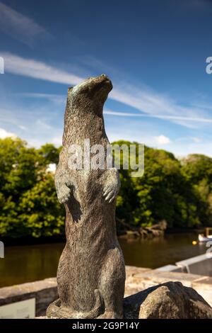 Royaume-Uni, pays de Galles, Ceredigion, Cardigan, Prince Charles Quay, Statue Otter de Geoffrey Powell sur les rives de la rivière Teifi Banque D'Images