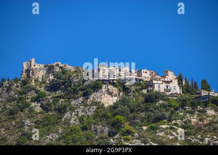 Eze village médiéval vue extérieure sur la colline, sud de la France. Banque D'Images