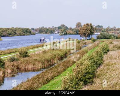 Bateau de croisière Hooidamsloot à Earnewald dans le parc national ADLE Feanen, Frise, pays-Bas Banque D'Images