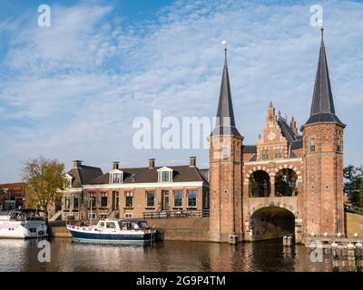 Waterpoort, porte d'eau, et canal de Kolk dans la ville de Snits, Sneek à Friesland, pays-Bas Banque D'Images