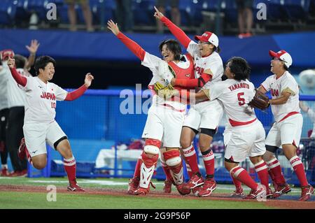 Tokyo, Japon. 27 juillet 2021. Les joueurs du Japon célèbrent après la finale de softball entre le Japon et les États-Unis aux Jeux Olympiques de Tokyo en 2020 à Tokyo, Japon, le 27 juillet 2021. Credit: Xue Yubin/Xinhua/Alay Live News Banque D'Images