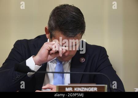 Washington, États-Unis. 27 juillet 2021. Adam Kinzinger, représentant démocrate de l'Illinois, réagit lors du témoignage d'un officier devant les membres du comité spécial pour enquêter sur l'attaque du 6 janvier contre le Capitole des États-Unis à l'édifice Canon House à Washington, DC, le mardi 27 juillet 2021. Environ 140 policiers ont été blessés lorsqu'ils ont été piétinés par les partisans de l'ancien président Donald Trump dans le but de renverser l'élection présidentielle de 2020. Cinq personnes sont mortes. Photo de piscine par Jim Lo Scalzo/UPI crédit: UPI/Alamy Live News Banque D'Images