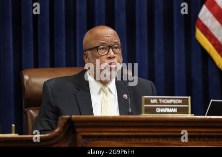 Washington, DC, États-Unis. 27 juillet 2021. Le président et représentant démocrate du Mississippi, Bernie Thompson, s'exprime devant les membres du comité spécial pour enquêter sur l'attaque du 6 janvier contre le Capitole des États-Unis lors de leur première audience dans le bâtiment du bureau de Cannon House à Capitol Hill à Washington, DC, États-Unis, 27 juillet 2021. Le comité entendra les témoignages de membres de la police du Capitole des États-Unis et du département de police métropolitain qui ont tenté de protéger le Capitole contre les insurgés le 06 janvier. Credit: Jim LoScalzo/Pool via CNP/dpa/Alay Live News Banque D'Images