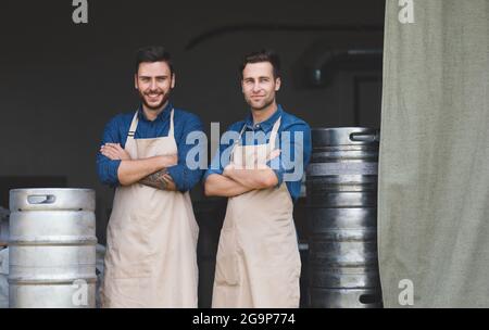 Entreprise familiale prospère, propriétaires d'usine, jeunes hommes d'affaires Banque D'Images