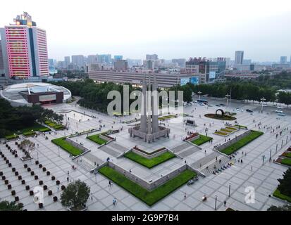 (210727) -- TANGSHAN, 27 juillet 2021 (Xinhua) -- photo aérienne prise le 26 juillet 2021 montre le monument du Quake de Tangshan dans la ville de Tangshan, province de Hebei, au nord de la Chine. La ville de Tangshan, dans la province de Hebei, au nord de la Chine, s'est penchée contre les montagnes Yanshan, face à la mer de Bohai, et a contiguë à Beijing et Tianjin, a travaillé dur pour se reconstruire depuis le tragique tremblement de terre de 1976. Au début du 28 juillet 1976, l'un des tremblements de terre les plus meurtriers du XXe siècle a rasé la ville au sol, tuant plus de 240,000 personnes et en blessant 160,000 autres. (Xinhua/Jin Haoyuan) Banque D'Images