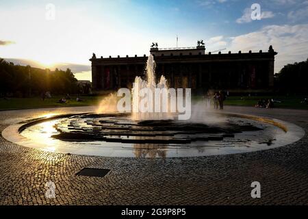 DEU, Deutschland, Berlin, 20.07.2021: Brunnen mit Fontaene im Abendlicht im Lustgarten vor dem Alten Museum auf der Museumsinsel à Berlin-Mitte Banque D'Images