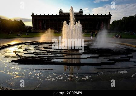 DEU, Deutschland, Berlin, 20.07.2021: Brunnen mit Fontaene im Abendlicht im Lustgarten vor dem Alten Museum auf der Museumsinsel à Berlin-Mitte Banque D'Images