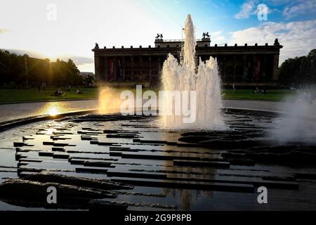 DEU, Deutschland, Berlin, 20.07.2021: Brunnen mit Fontaene im Abendlicht im Lustgarten vor dem Alten Museum auf der Museumsinsel à Berlin-Mitte Banque D'Images