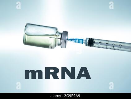 Macro d'une seringue hypodermique ou d'une aiguille remplie d'un vaccin d'ARNm provenant d'un flacon sur fond bleu Banque D'Images