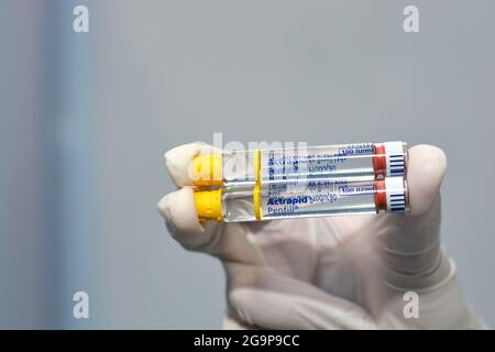Actrapid Human insuline rDNA penfill 100 UI solution pour injection sous-cutanée ou intraveineuse dans une cartouche utilisée chez les patients diabétiques chez les patients atteints de DIDM Banque D'Images