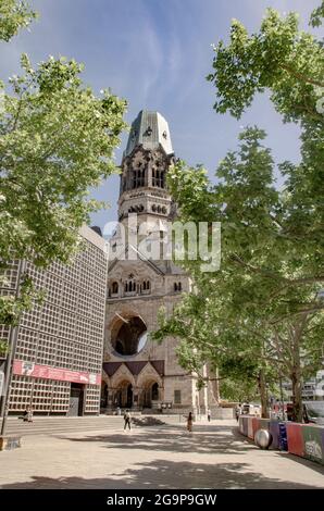 Die evangelische Kaiser-Wilhelm-Gedächtniskirche ist ein Baudenkmal auf dem Breitscheidplatz im Berliner Ortsteil Charlottenburg Banque D'Images