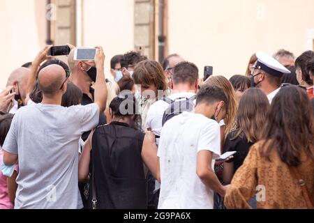 Rome, Italie. 27 juillet 2021. (7/27/2021) les membres du groupe de rock italien Maneskin ont été accueillis par leurs fans (photo de Matteo Nardone/Pacific Press/Sipa USA) crédit: SIPA USA/Alay Live News Banque D'Images