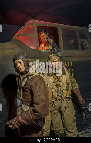 Diorama montrant les tenues d'avion / pilote d'avion et d'équipage de bombardier de la Seconde Guerre mondiale au for Freedom Museum, Ramskapelle, Knokke-Heist, Flandre Occidentale, Belgique Banque D'Images