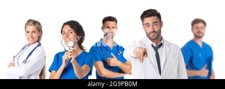 Groupe de médecins et chirurgiens personnes sur fond blanc isolé pointant vers vous et appareil photo avec les doigts, souriant positif et gai Banque D'Images