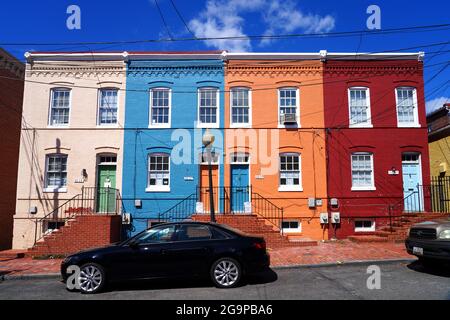 WASHINGTON, DC -2 APR 2021- vue de bâtiments colorés dans le quartier de Georgetown à Washington, DC, États-Unis. Banque D'Images