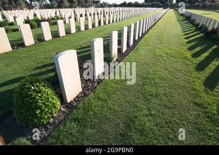 rangée de pierres tombales dans la guerre de cimetière Banque D'Images