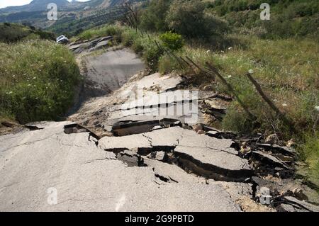 le glissement de terrain d'une route rurale sur le fond d'une voiture hors route Banque D'Images