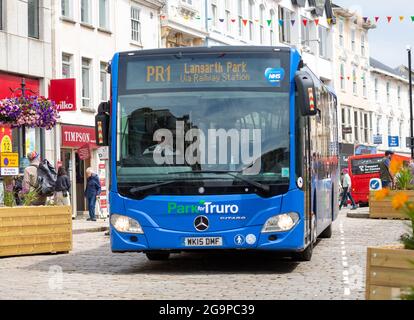 Truro, Royaume-Uni, 27 juillet 2021, nouveaux grands planteurs de fleurs de pin, certains avec des sièges attachés ont été placés dans la principale zone commerciale de Truro que les visiteurs arrivent au début de l'école vacances d'été. Malheureusement, la météo est pour les averses de pluie avec 17C.Credit: Keith Larby/Alay Live News Banque D'Images