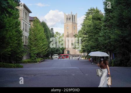 Tokyo, Japon. 27 juillet 2021. Okuma Auditorium vu entre les arbres dans le campus de l'Université de Waseda. L'Université a été créée en 1882 par Okuma Shigenobu, l'une des plus anciennes universités privées du Japon. (Photo par Jinhee Lee/SOPA Images/Sipa USA) crédit: SIPA USA/Alay Live News Banque D'Images