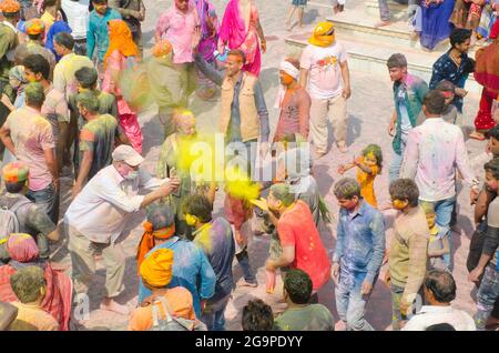 Les pèlerins observent Holi à Mathura, dans l'Uttar Pradesh, en Inde. Banque D'Images