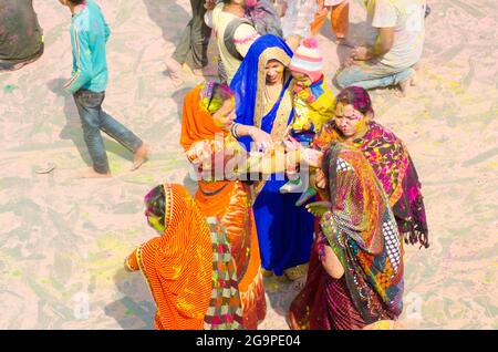 Les pèlerins observent Holi à Mathura, dans l'Uttar Pradesh, en Inde. Banque D'Images