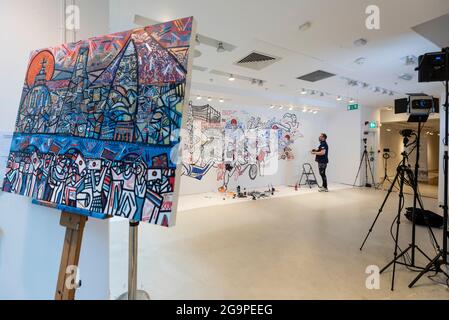 Londres, Royaume-Uni. 27 juillet 2021. Ben Mosley, peintre expressionniste et d'action, crée une fresque murale axée sur la réalisation des athlètes de l'équipe de Grande-Bretagne (GB) aux Jeux Olympiques de Tokyo en 2020. Il travaille actuellement à partir du studio pop-up Team GB à Carnaby Street jusqu'au 8 août, et le travail est mis à jour quotidiennement avec les succès des athlètes. Team GB est devenu le premier à adopter des jetons non fongibles (NFT) présentant les réalisations précédentes des athlètes, qui peuvent être achetés dans un magasin dédié. Credit: Stephen Chung / Alamy Live News Banque D'Images