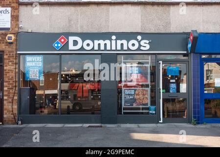 Vue sur l'avant du magasin Domino's Pizza à School Road à Tilehurst, Reading, Royaume-Uni. Banque D'Images