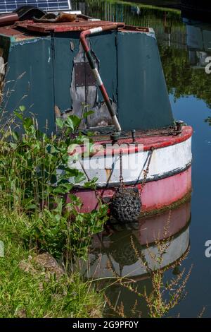 bateau à rames traditionnel sur le canal de bridgewater en vente près de manchester royaume-uni. ancien bateau à rames ou barge de canal sur un vieux bateau rouillé. Banque D'Images