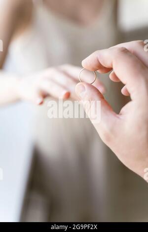le marié met l'anneau sur le doigt de la mariée gros plan. mariage Banque D'Images