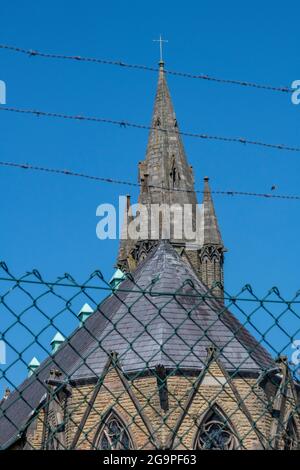 église ou chapelle derrière la clôture et barbelés pour la sécurité dans le grand manchester royaume-uni. bâtiment religieux protégé par une barrière haute et barbelés. Banque D'Images