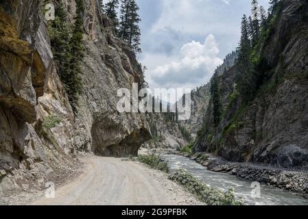 La rivière Kishanganga coule entre les montagnes de Tulail. Gurez se trouve le long de la ligne de contrôle (LOC) dans la partie nord du Cachemire. La vallée de Gurez a été la clé de la route de la soie de l'Europe à Kashgar en Chine et demeure de la tribu de Dard parlant shina, mais elle n'a été ouverte au monde qu'en 2007. Avant 2007, Gurez n'était ouvert qu'à l'époque coloniale lorsque les voyageurs venaient explorer la vallée. La ligne de contrôle traverse maintenant la vallée idyllique, séparant les dards de leurs frères Indo-aryens à Gilgit, Chilis et Astore, au Pakistan. (Photo par Idrees Abbas/SOPA Images/Sipa USA) Banque D'Images