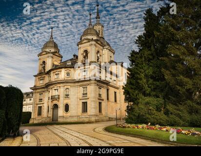 Vue sur la Collégiale royale de la Sainte Trinité de style baroque, à côté du Palais royal de la Granja de San Ildefonso. Banque D'Images