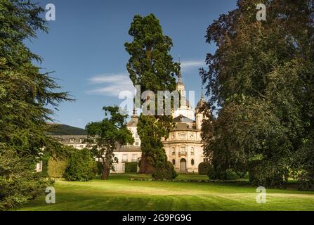 Vue sur la Collégiale royale de la Sainte Trinité de style baroque, à côté du Palais royal de la Granja de San Ildefonso. Banque D'Images