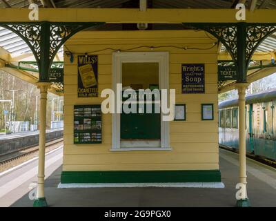 La billetterie du côté de la plate-forme patrimoniale de la gare d'Eridge, dans l'est du Sussex, au Royaume-Uni, fait partie du chemin de fer Spa Valley Heritage. Banque D'Images