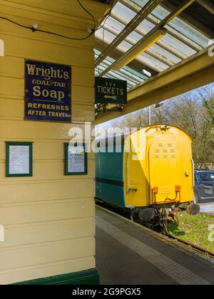 Wrights Coal Tar savon émail affiche une publicité sur le côté de la plate-forme patrimoniale de la station Eridge dans East Sussex, Royaume-Uni partie de la Spa Valley Heritage Railway. Banque D'Images