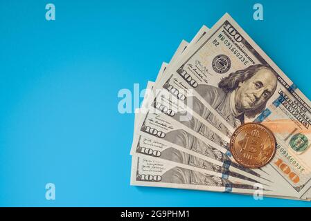 la confrontation entre le bitcoin et la monnaie. les dollars en espèces contre l'avenir numérique. concept de crypto-monnaie du cadeau. Banque D'Images