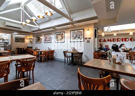 RESTAURANT FITZBILLIES INTÉRIEUR DE CAMBRIDGE ANGLETERRE Banque D'Images