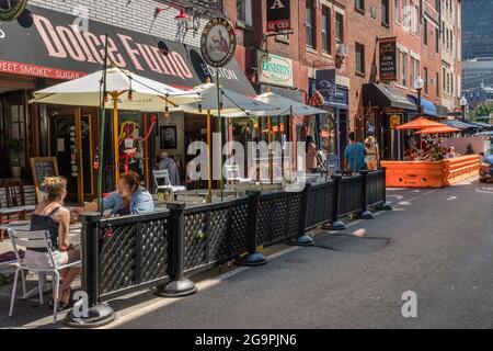 Boston, ma, US-24 juillet 2021 : scène de rue dans le centre-ville urbain avec des sièges extérieurs récemment construits dans les restaurants locaux pendant l'ère Covid. Banque D'Images